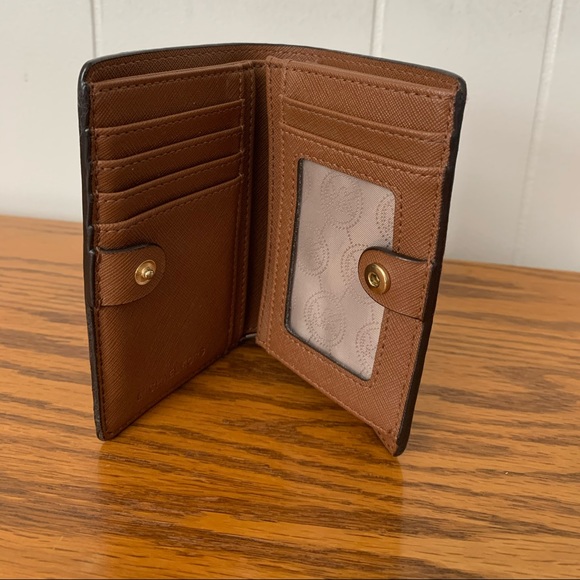 Michael Kors wallet. - Picture 2 of 4